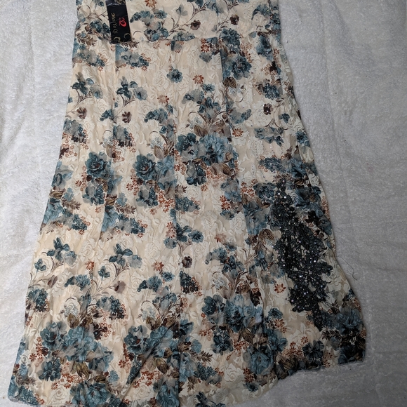 Gorgeous lace skirt - Picture 6 of 6